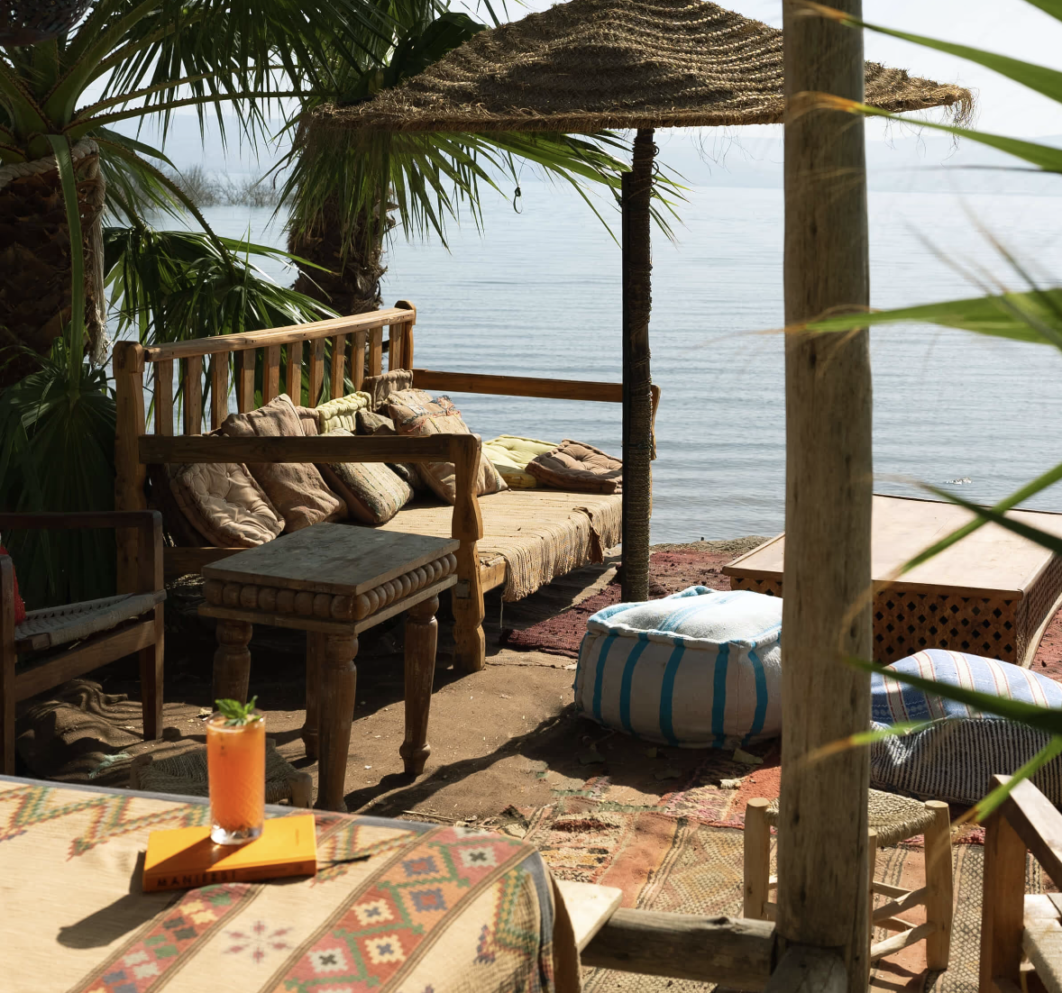 אזור הלאונג׳ על החוף